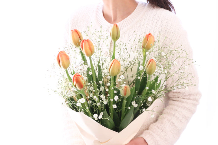 オレンジのチューリップ（9本）とカスミソウの花束