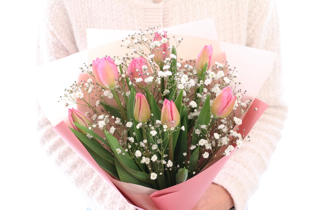 ピンクのチューリップ（8本）とカスミソウの花束