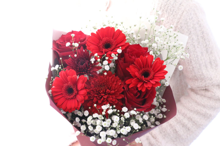 カスミソウ入り赤色の花束 5,000円