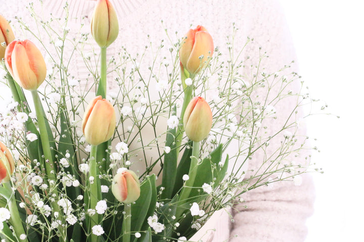 オレンジのチューリップ（9本）とカスミソウの花束