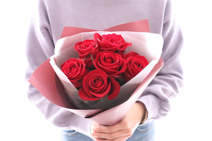 6本の赤いバラの花束-あなたに夢中です
