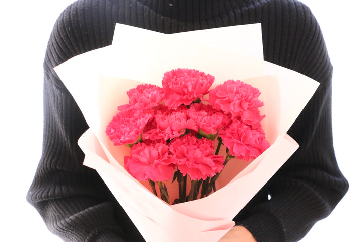濃いピンクのカーネーションの花束（9本）-いつまでも一緒にいてください