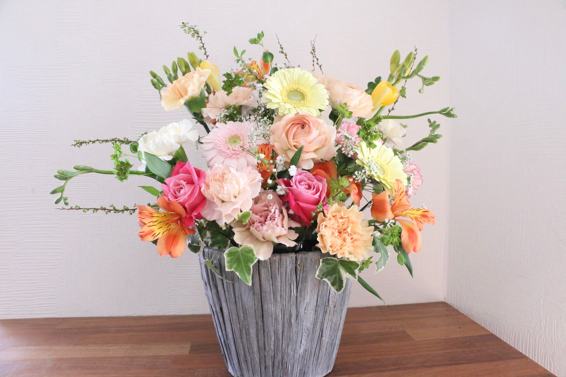 ピンク・黄色のアレンジメント 10,000円 – 花・花束の通販サイト｜HanaTaku