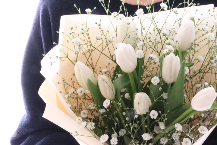 白のチューリップ（8本）とカスミソウの花束