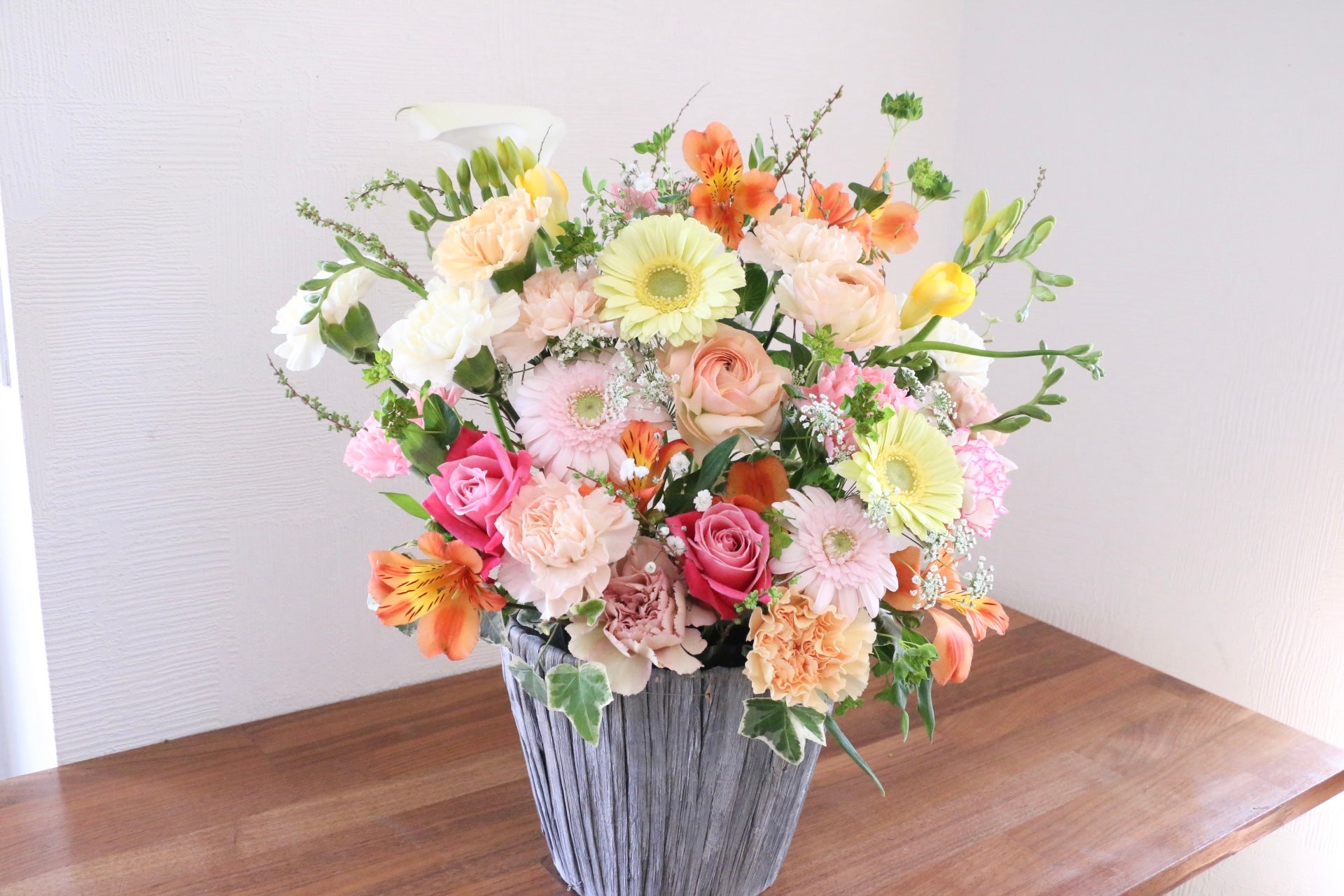 ピンク・黄色のアレンジメント 15,000円 – 花・花束の通販サイト｜HanaTaku