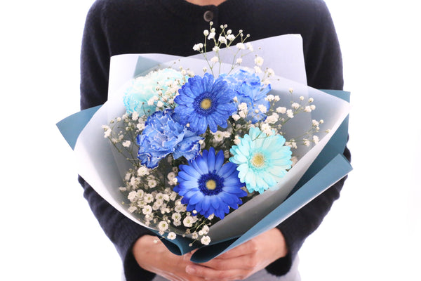 カスミソウ入り水色・青・白の花束 3,500円
