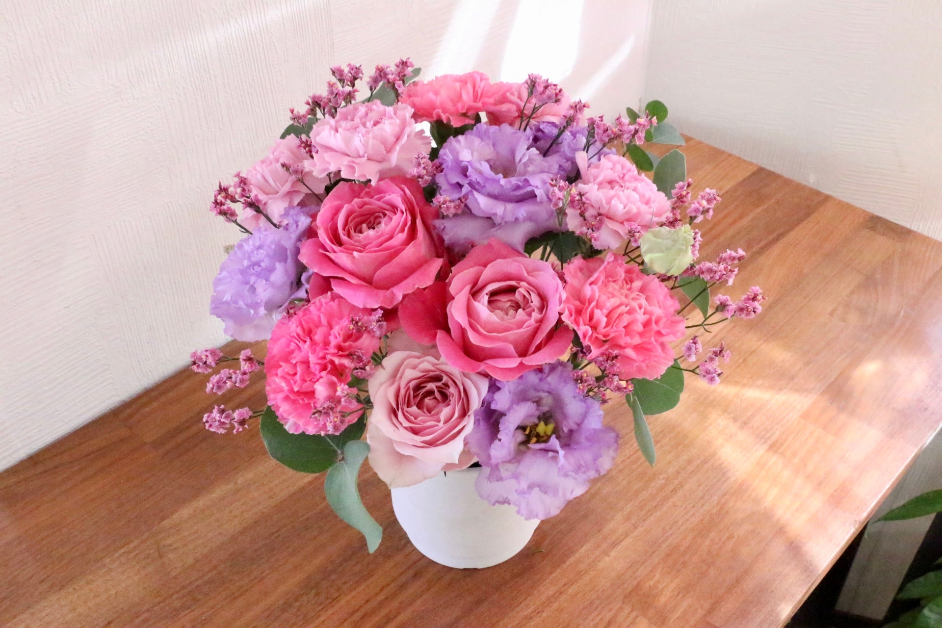 紫・ピンクのアレンジメント 7,000円 – 花・花束の通販サイト｜HanaTaku