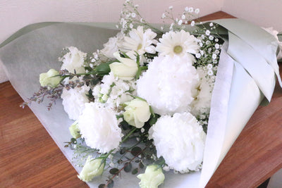 カスミソウと白・グリーンの花束 8,000円