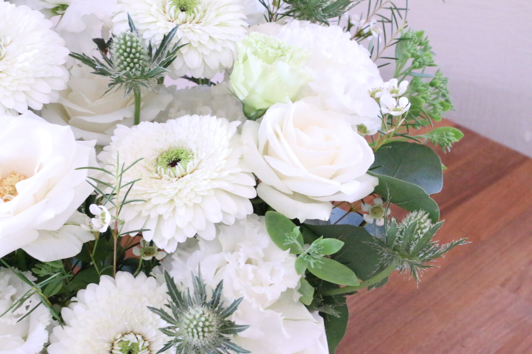 白・グリーンのアレンジメント 15,000円