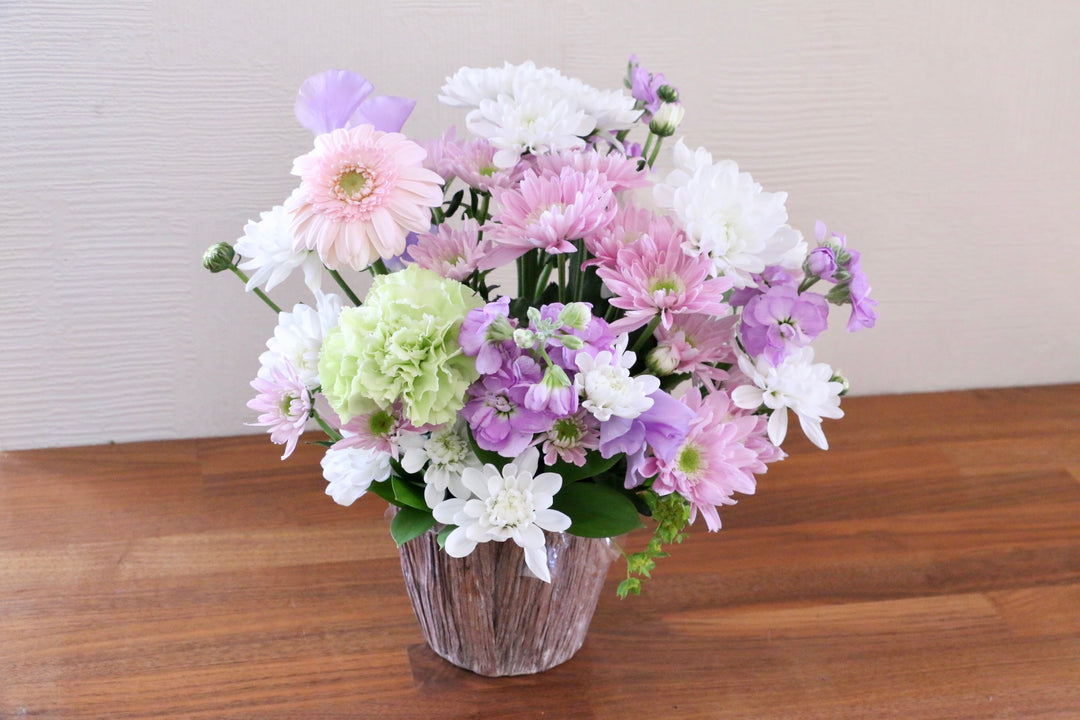 【供花】白色・ピンク色・紫色のお供えアレンジメント Mサイズ