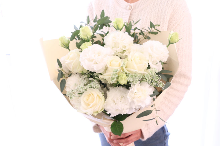 白・グリーンの花束 8,000円