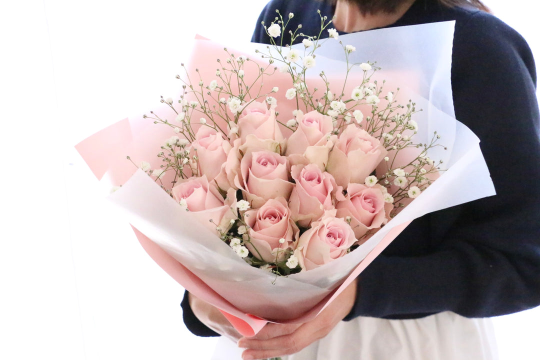 ピンク色バラとカスミソウの花束（10本）