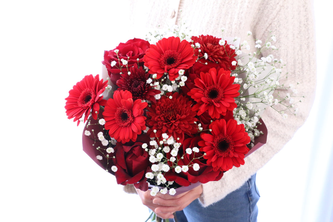 カスミソウ入り赤色の花束 8,000円