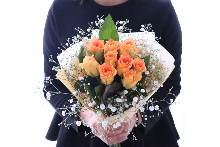 オレンジ色バラ（9本）とカスミソウの花束-いつまでも一緒にいてください
