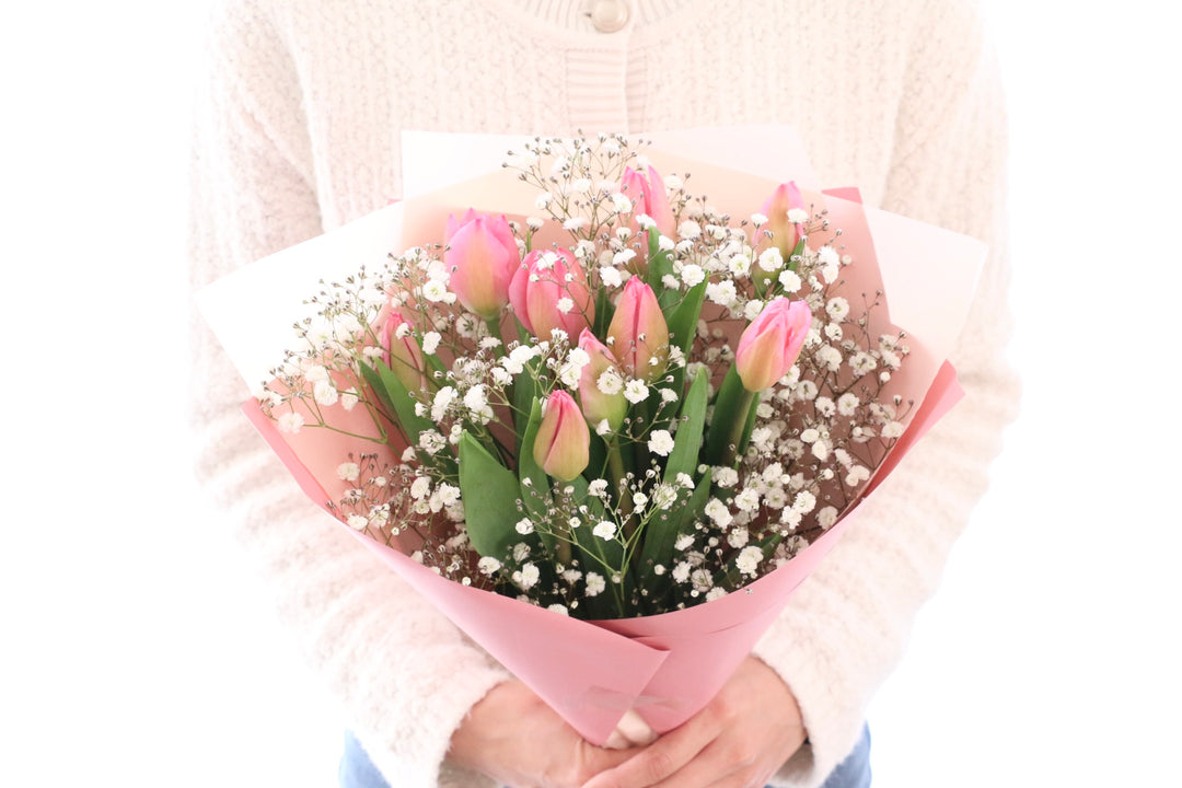 ピンクのチューリップ（9本）とカスミソウの花束