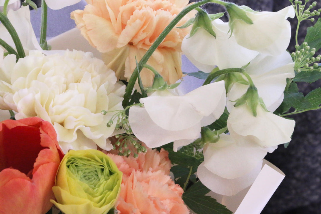 春のお花で束ねる花束 8,000円（黄色・オレンジ系）