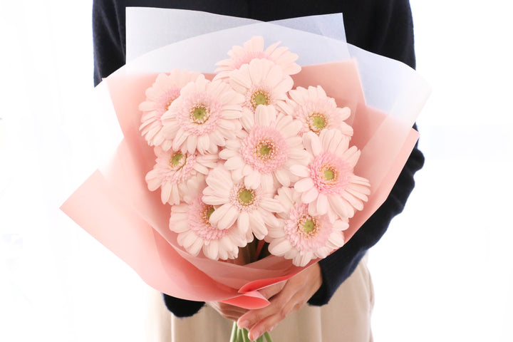 ピンク色のガーベラの花束（12本）-私の妻になってください