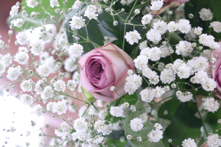 カスミソウと紫色のバラの花束 4,500円