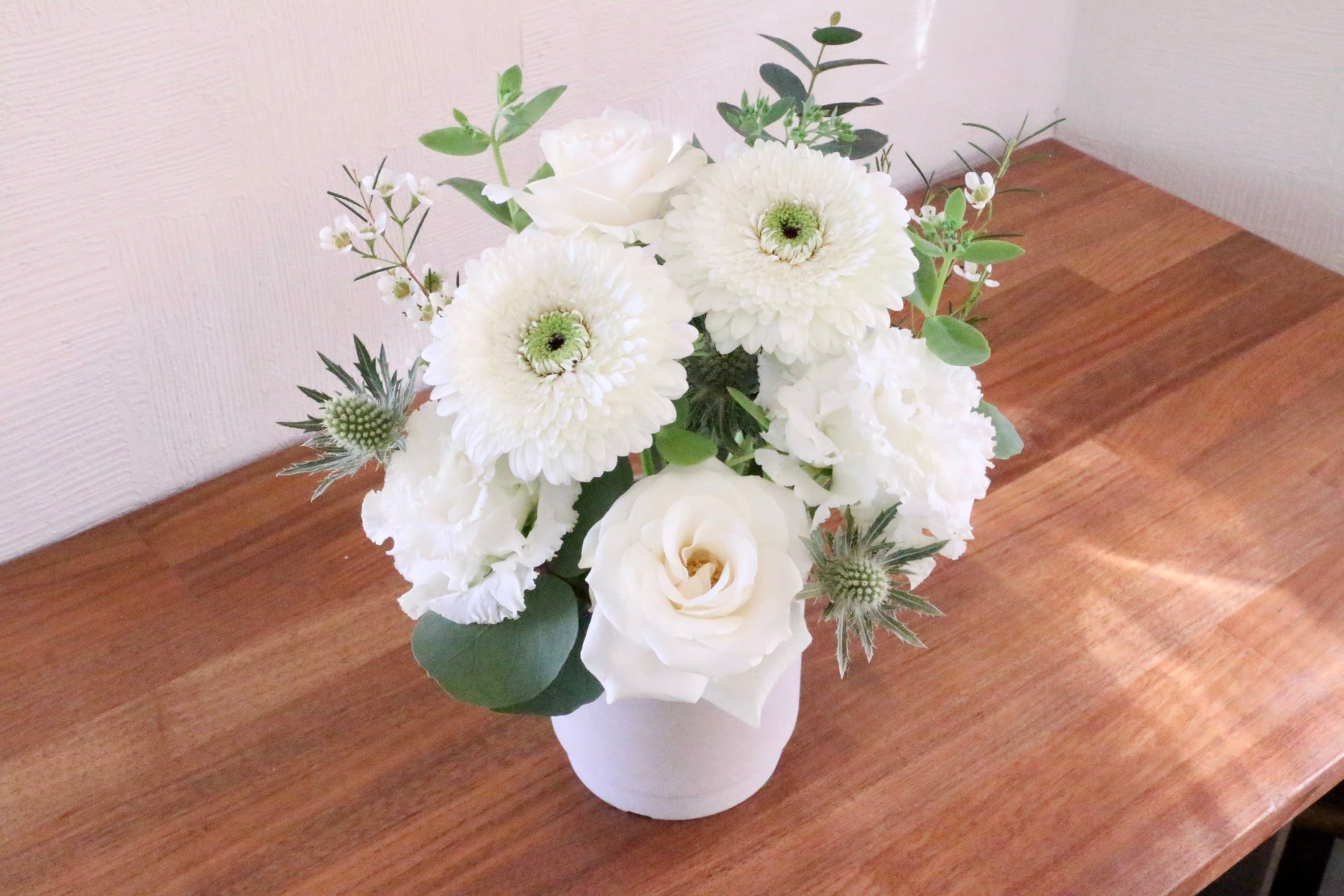 白・グリーンのアレンジメント – 花・花束の通販サイト｜HanaTaku