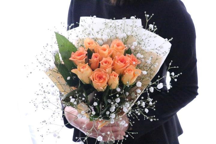オレンジ色のバラ（12本）とカスミソウ（2本）の花束-私の妻になってください