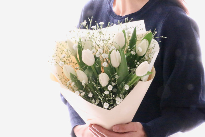 白のチューリップ（10本）とカスミソウの花束