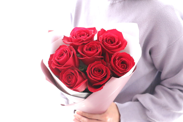 7本の赤いバラの花束-ひそかな愛
