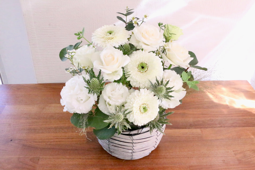 白・グリーンのアレンジメント 8,000円