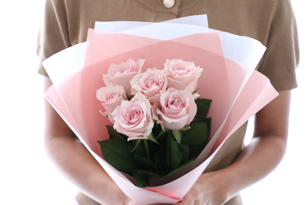 6本のピンク色のバラの花束
