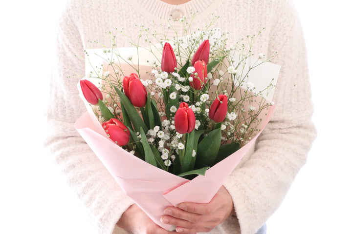 赤いチューリップ（8本）とカスミソウの花束