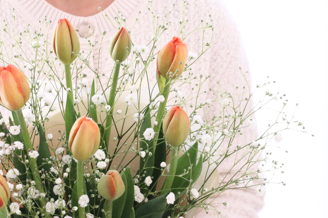 オレンジのチューリップ（10本）とカスミソウの花束