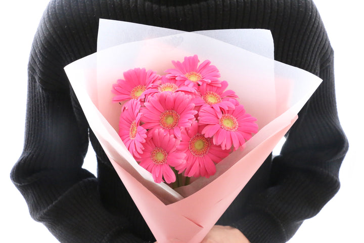 濃いピンク色のガーベラの花束（9本）-いつまでも一緒にいてください