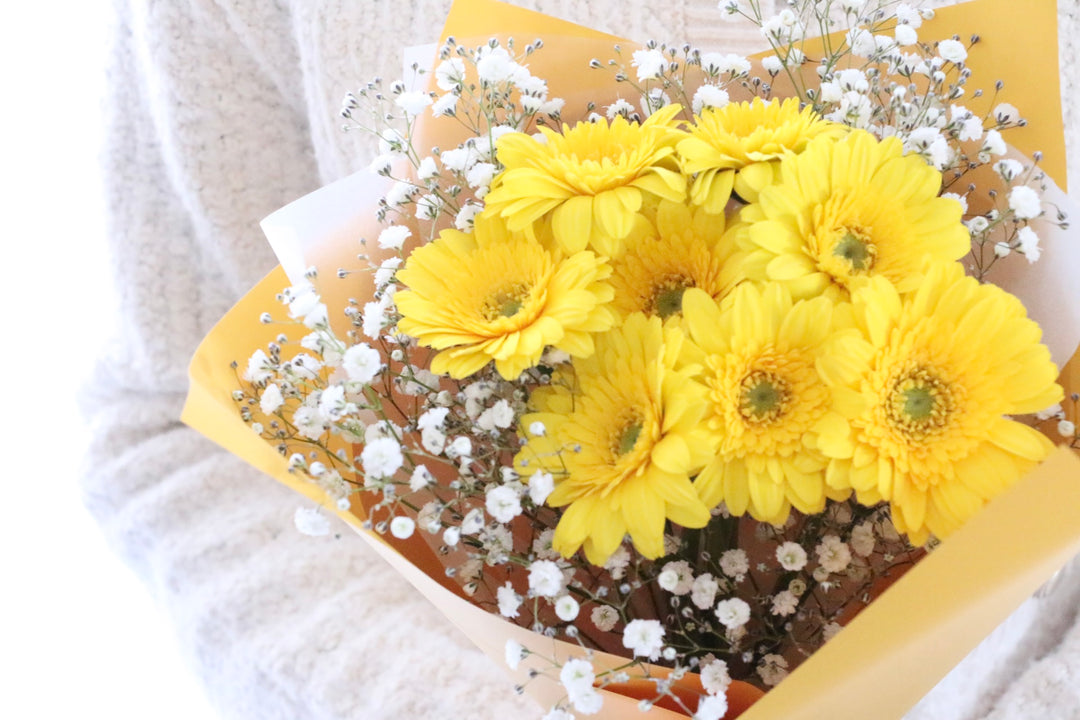 黄色のガーベラ（8本）とカスミソウの花束