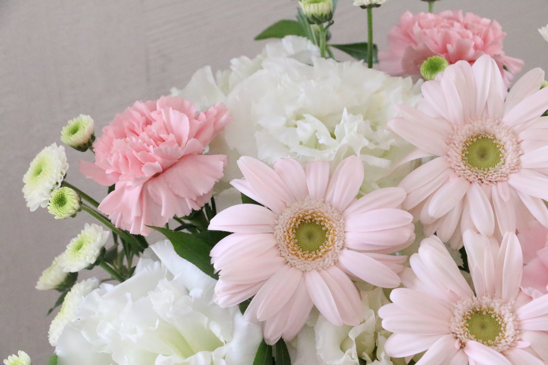 供花】白色・ピンク色のお供えアレンジメント 6,000円 – 花・花束の