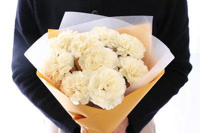 淡い黄色のカーネーションの花束（9本）-いつまでも一緒にいてください