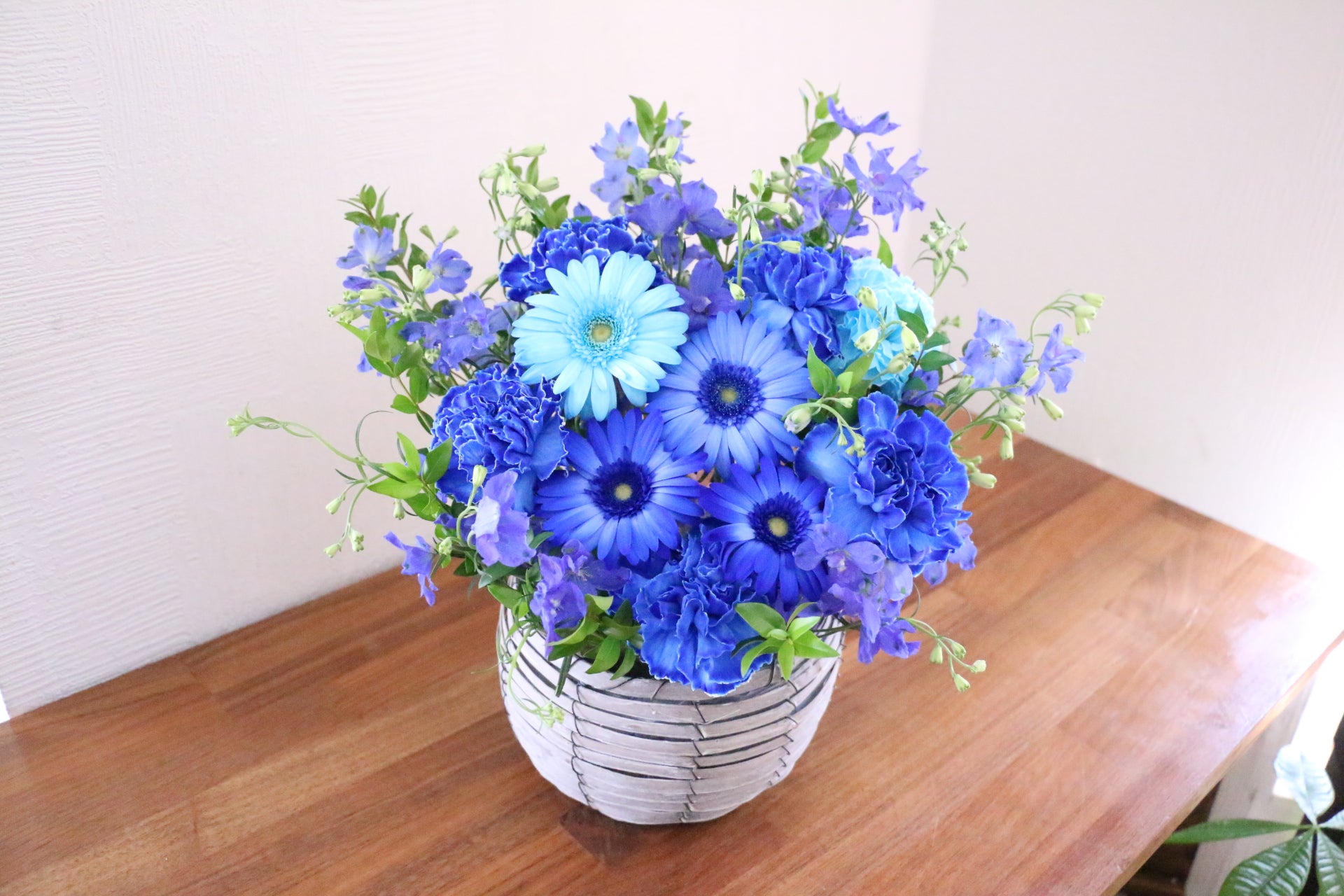 水色・青のアレンジメント – 花・花束の通販サイト｜HanaTaku