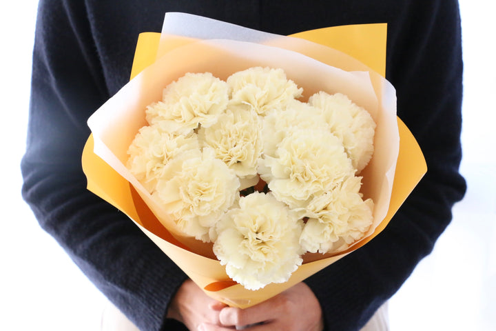 淡い黄色のカーネーションの花束（10本）