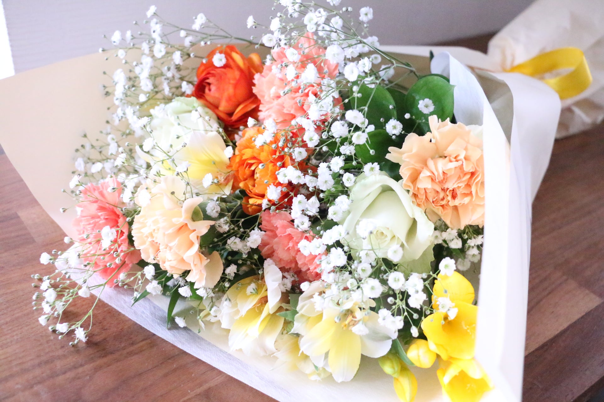向日葵とかすみ草のホワイトオレンジブーケ　ブートニア付き 向日葵とかすみ草のホワイトオレンジブーケ ブートニア付き 向日葵と
