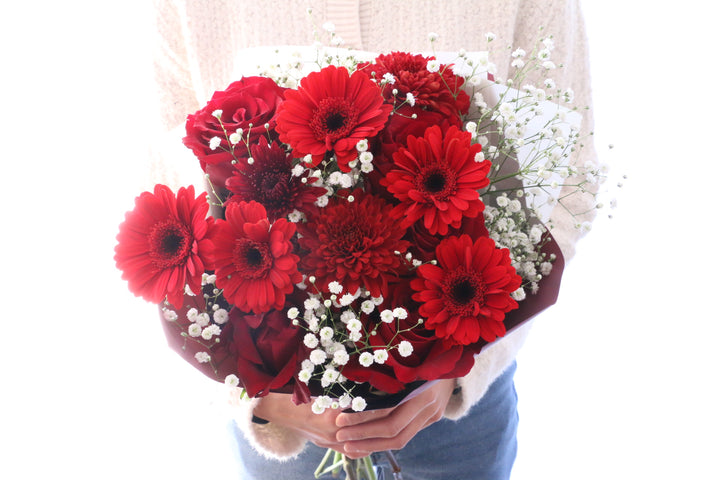 カスミソウ入り赤色の花束 8,000円
