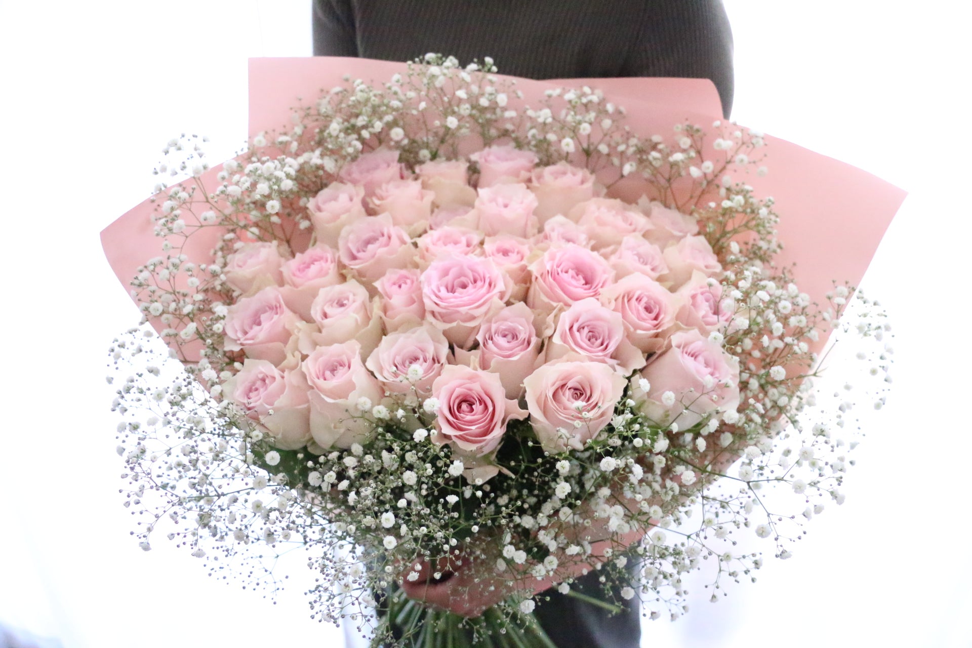 33本のピンク色のバラとカスミソウ4本の花束 – 花・花束の通販サイト