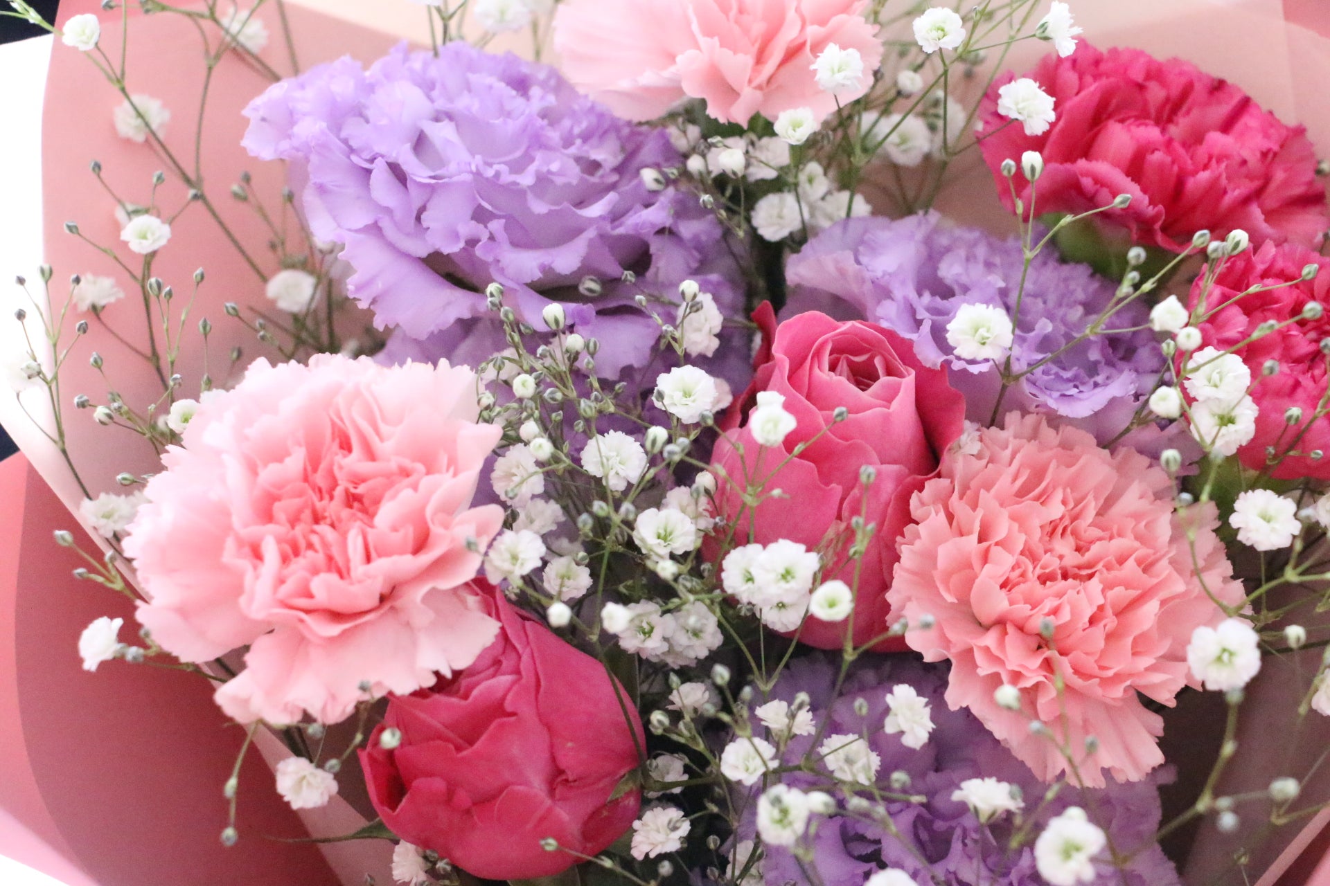 カスミソウ入り紫・ピンクの花束 5,000円 – 花・花束の通販サイト