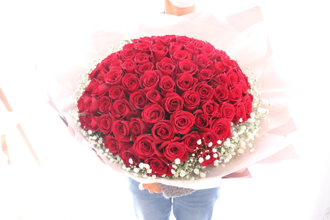108本の赤いバラとカスミソウ（かすみ草）の花束