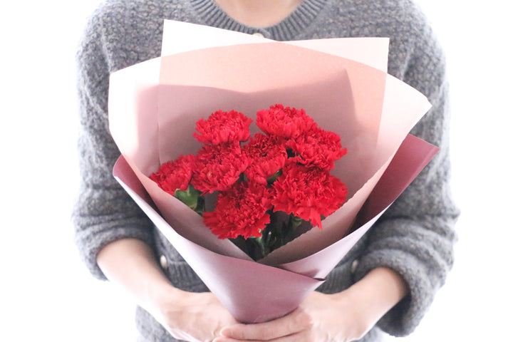 赤色のカーネーションの花束（8本）
