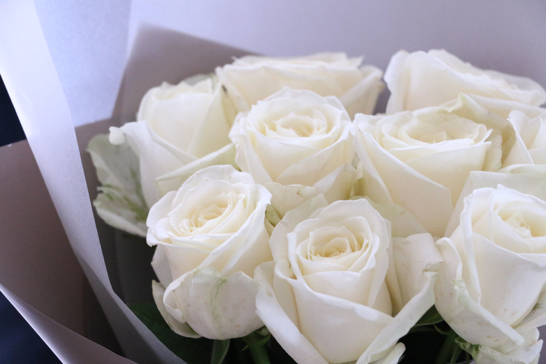 9本の白色のバラの花束-いつまでも一緒にいてください