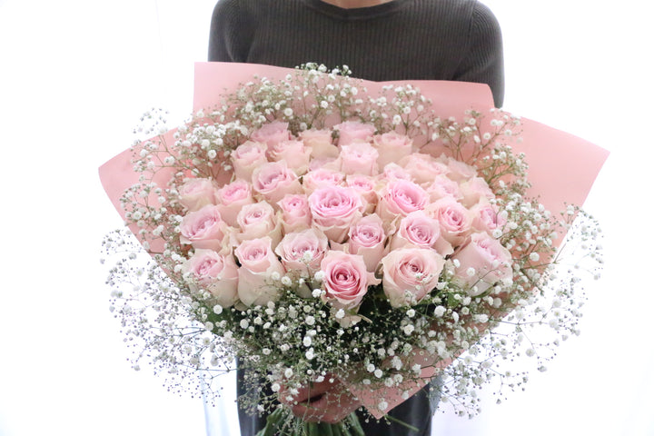 33本のピンク色のバラとカスミソウ4本の花束