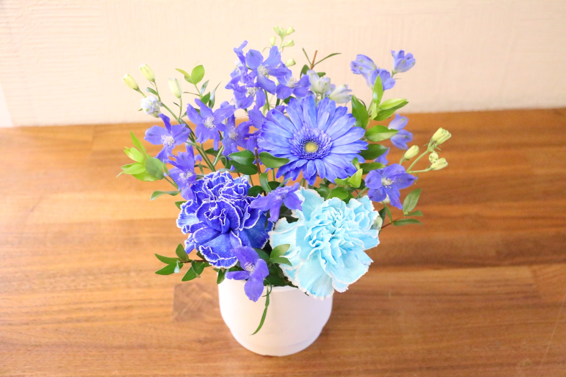 青・水色・白のアレンジメント 3,000円 – 花・花束の通販サイト｜HanaTaku