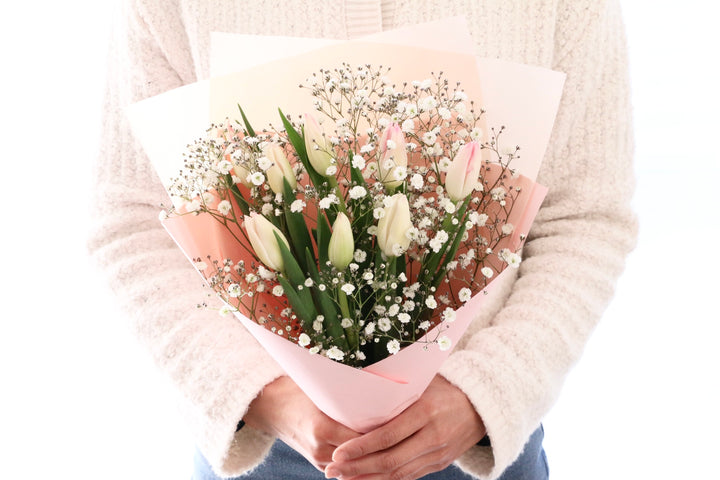 淡いピンクのチューリップ（8本）とカスミソウの花束