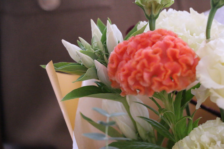 【敬老の日】秋の花束 黄色 ケイトウのアップ