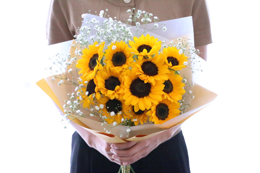 ひまわり12本とカスミソウ（かすみ草）の花束
