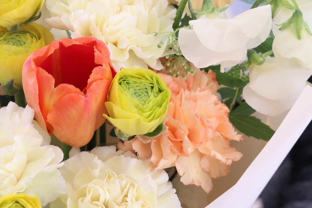春のお花で束ねる花束 8,000円（黄色・オレンジ系）