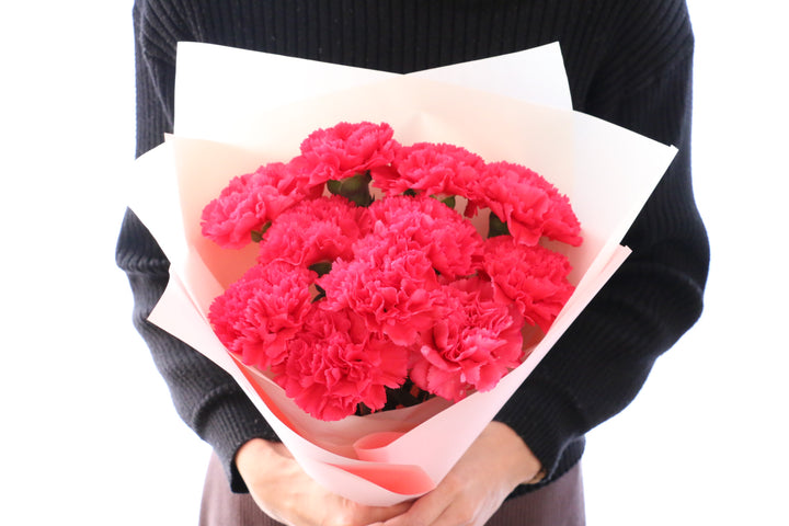 濃いピンクのカーネーションの花束（12本）-私の妻になってください